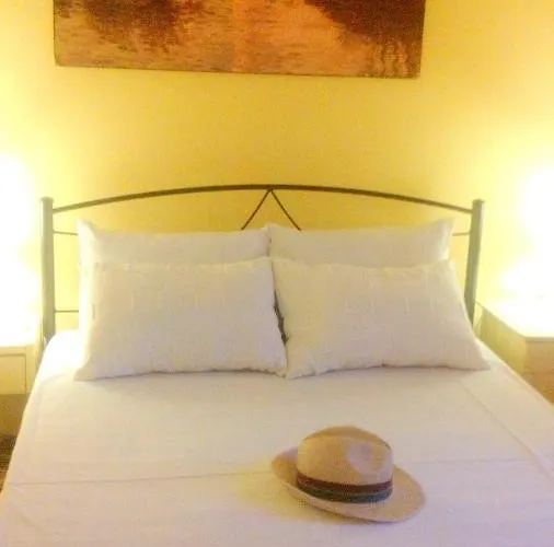 Апартаменты Estia & *